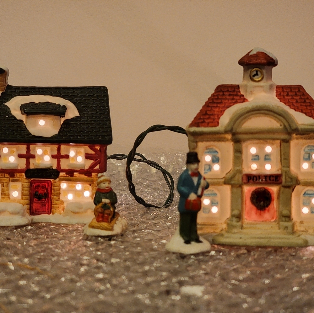 Vinrage 11-piece Christmas Village